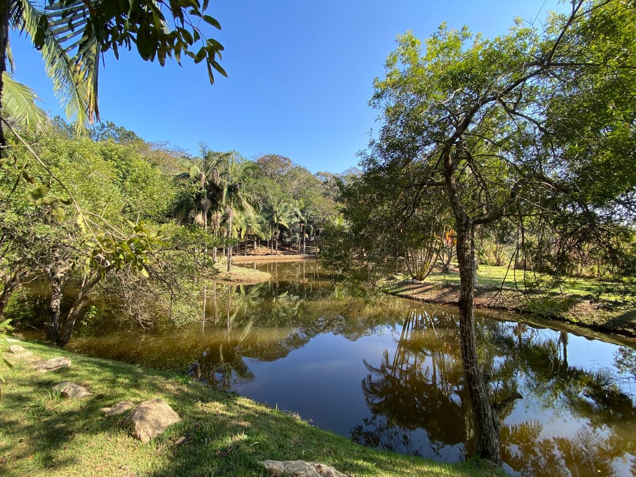 Lago e Rio do Vilarejo Serrano